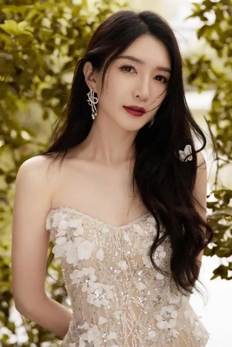 江疏影# 一身白色亮片花朵高开叉抹胸裙,肤白貌美大长腿,曼妙的身材