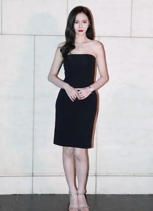 少女范穿搭就学沈梦辰粉色外套配白色线帽清新甜美宛若18岁