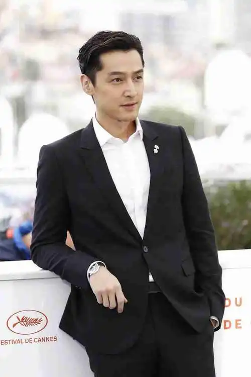 少女们的"白马王子"胡歌身穿西装再度亮相._魅力_睡衣_条纹