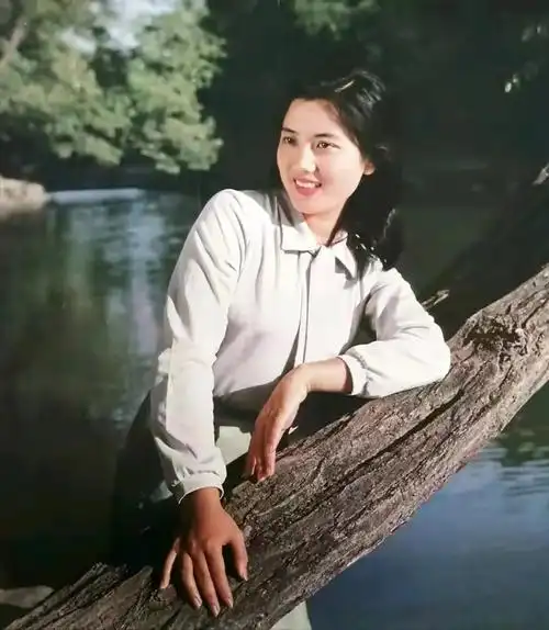 演员李秀明:22岁与刘晓庆齐名,38岁息影跟丈夫卖薯片,今如何