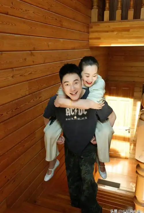 林依轮晒出过他20年前背老婆西华的照片,男帅女美啊,林依轮的颜值在男