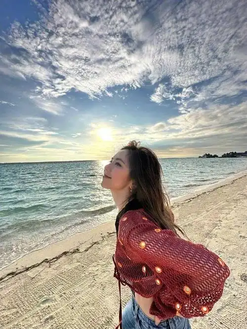 邓紫棋海滩度假照片曝光她的笑容点亮整个马尔代夫