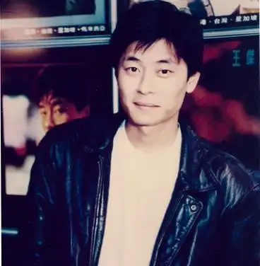 曾是90年代最红的歌星,事业巅峰时却突然消失,今说出当年隐情