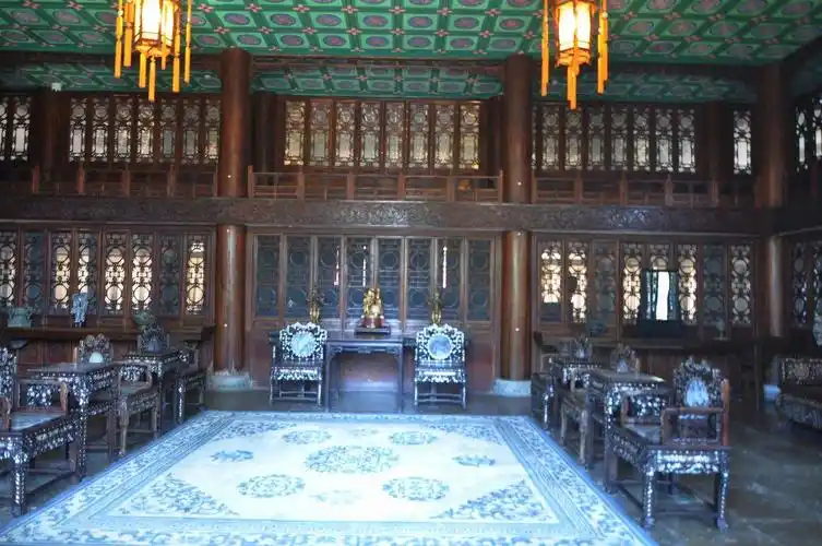 恭王府的会客大厅内高大,宽敞.