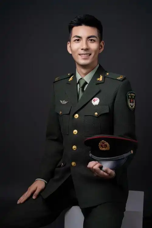 不藏了,这就是陆军退役的某位帅战友 便装时尚,军装板正!__财经头条