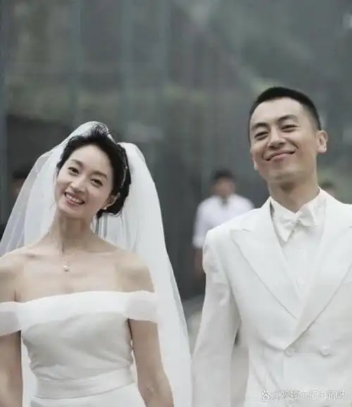 林宥嘉和丁文琪的婚纱照看上去就是生活日常却蕴含着甜蜜的活力吴京和