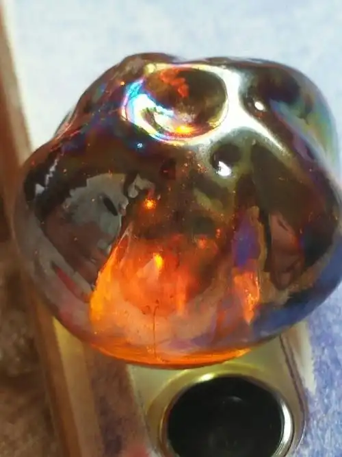 "真正的玻璃陨石,你可以看到红宝石的火焰,紫水晶般的色斑,祖母绿般的