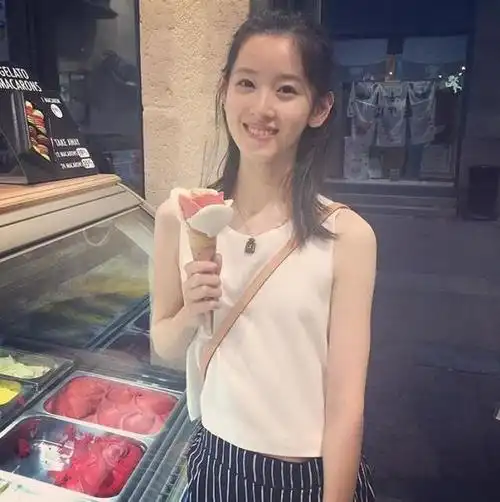 章泽天晒新自拍网友大呼这是最初奶茶妹妹的样子阿