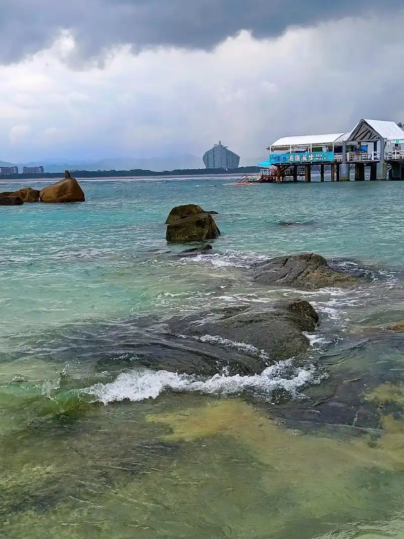 海上行驶半小时,就到了中国的马尔代夫,蜈支洲岛,也称情人岛, - 抖音