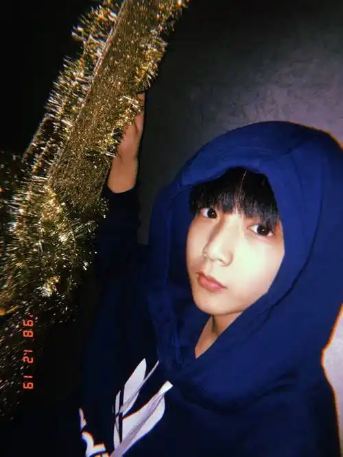 刘耀文 六格遂事赫光潮生##玖贰叁号耀月集装箱展览