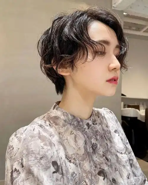 关注《发型图片库》,每天分享好发型2022最火的潮短发,每一款都很经典