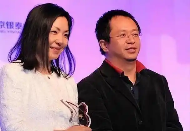 周鸿祎称巴黎奥运会会徽像鲁豫,网友纷纷赞同,陈鲁豫评论区炸锅