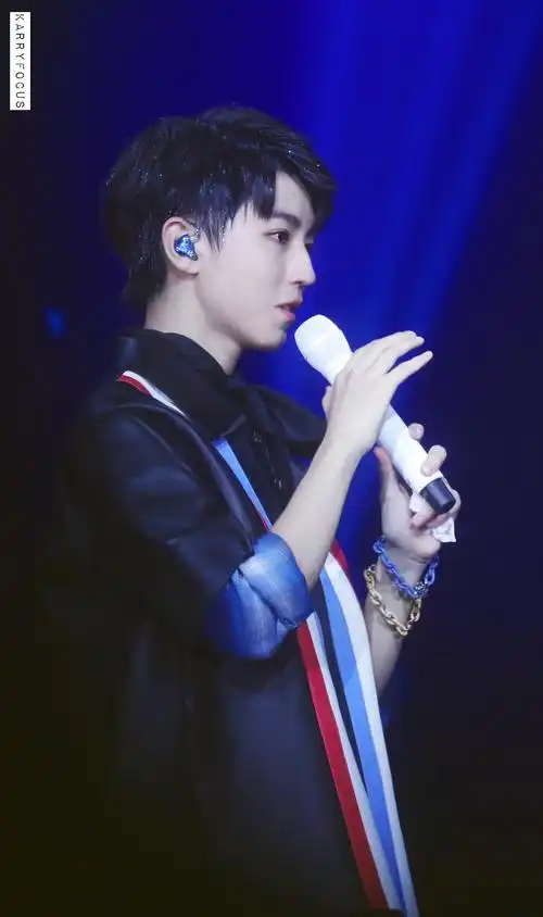 王俊凯的桃花眼,王俊凯的侧脸