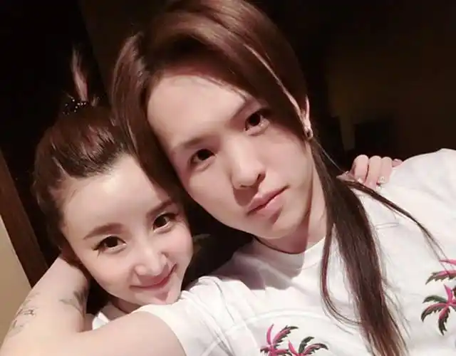 张玮与妻子杨烨.