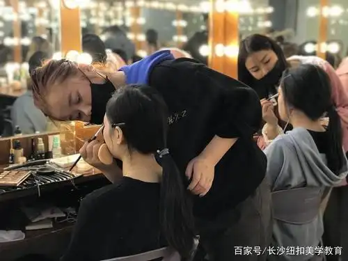 可是拥有一定的学历对自身也有好处,但对后期找一份化妆师工作是没有