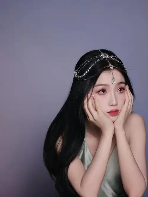 迪丽热巴虞书欣两位同款的发型和拍照手势耶