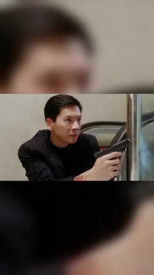 赌神龙五在商场和人交火顺便救了一个宝宝