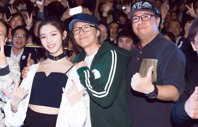 和林允在一起的周星驰好"黏人",不是搂林允脖子就是挎胳膊