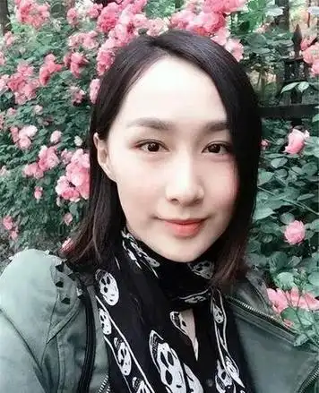 雷佳音结婚多年,与妻子仍然恩爱有加,当然是有名的"宠妻狂魔"