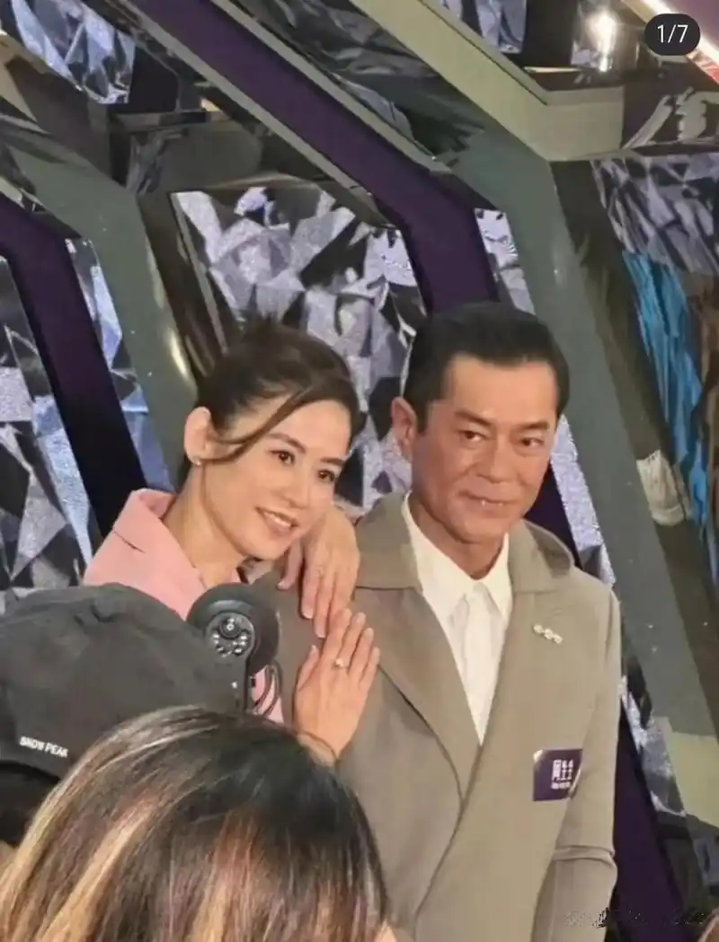 古天乐宣萱同框,两人都是53岁.古天乐就真的越来越像蜡像了.