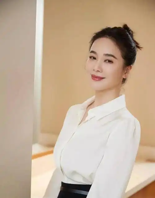 演员左小青:16岁因姜文意外入行,44岁勇敢离婚,如今她怎么样了