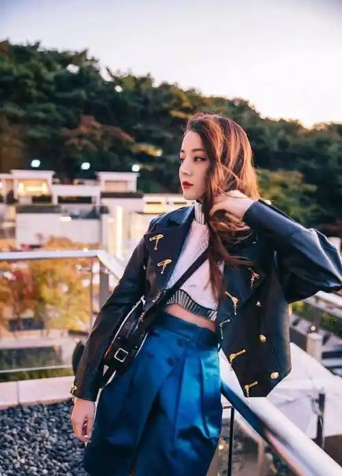 迪丽热巴韩国走秀惊艳全场,韩媒评价:人偶都没有的另类美貌_都能_修过