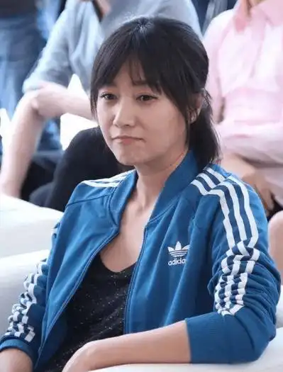 徐静蕾晒近照回应生子传闻,健身秀身材,网友惊呼"素颜美如少女"!