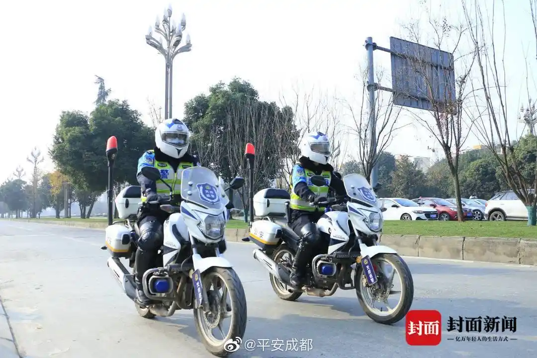 54%,首支特警铁骑护卫队亮相街头