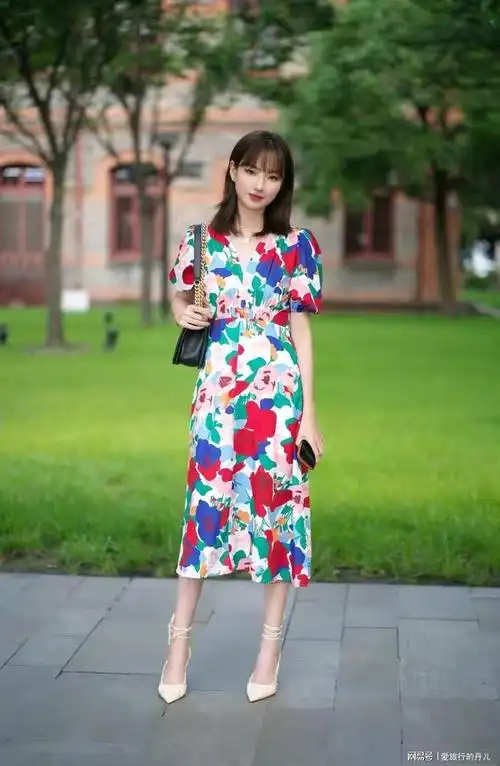 盘点杭州美女的多种印花裙穿搭让你轻松摆脱土气秀出气质