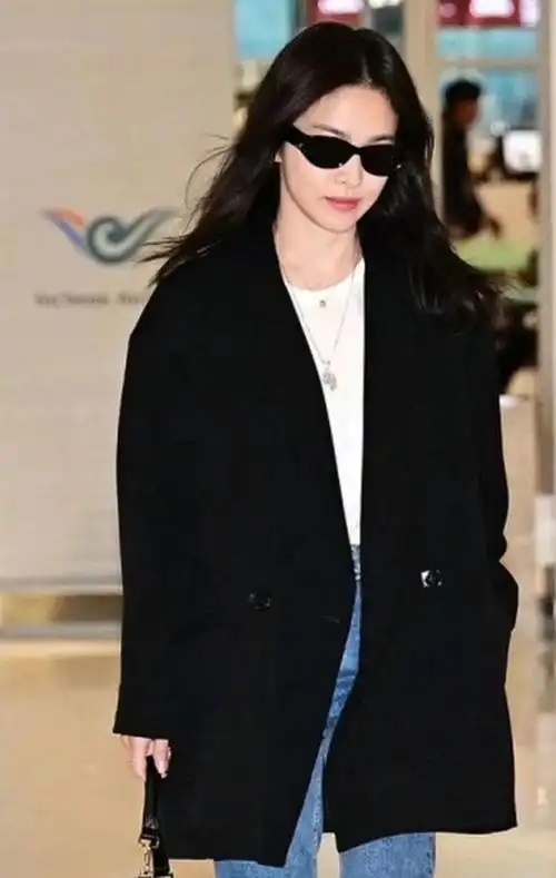 宋慧乔现身香港机场,黑衣墨镜好英气,更新动态晒港区风景图