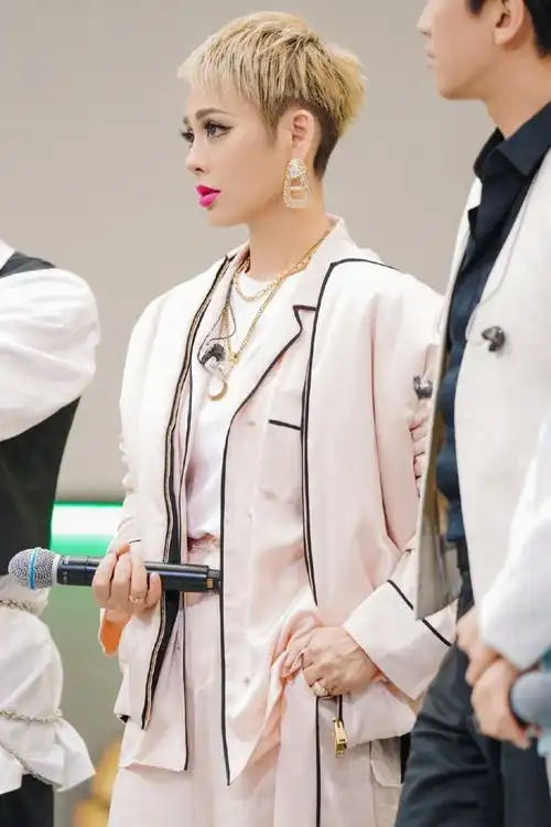 宁静这状态可真好,短短的头发又酷又帅,穿米色套装带着温柔,与飒爽的