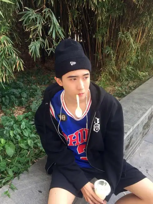 偶像练生何东东帅气高清图片