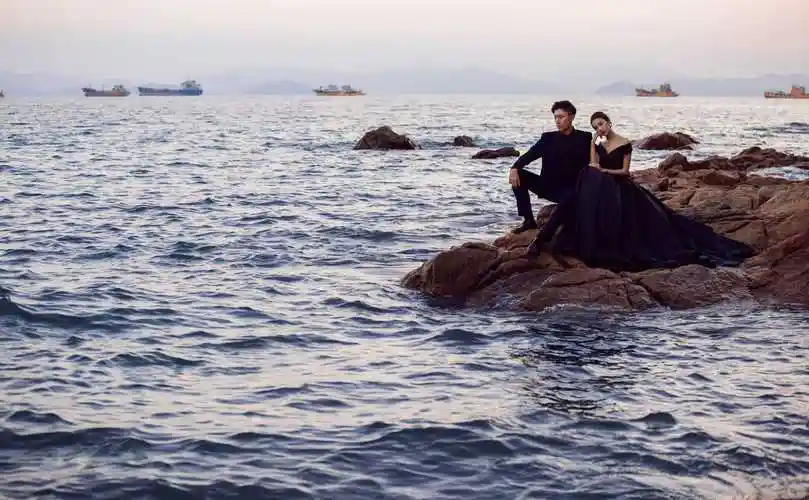 大气优雅海边礁石婚纱照