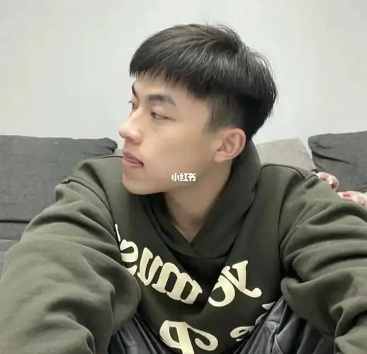 短碎盖发型,这种自然碎发特别适合一些五官立体,轮廓分明的年轻男生去