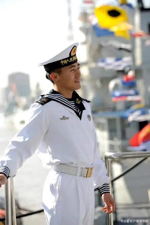 水兵服,以其独特的风格和实用性,成为各国海军士兵的标志性服装.