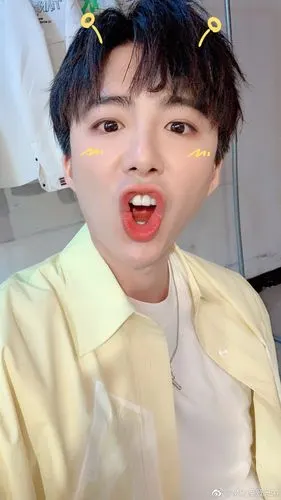 刘宇宁更博晒搞怪自拍照 透露录音结束即将拍mv