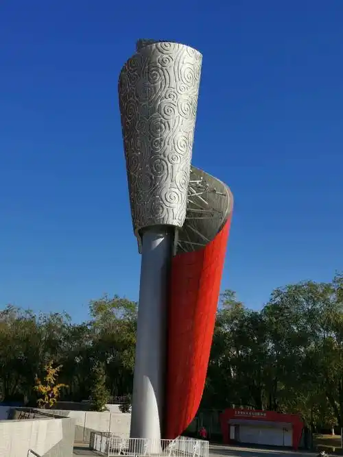 当年的奥运火炬成为纪念2008北京夏季奥运会的城市名片.