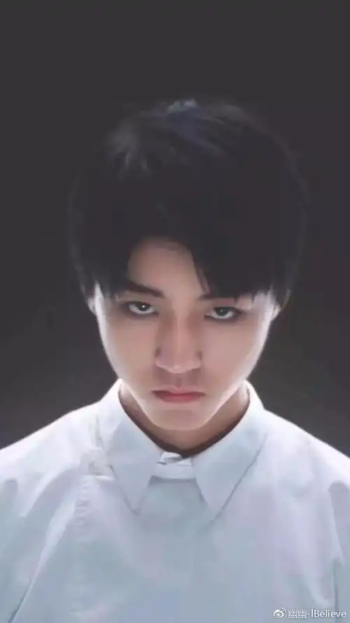 王俊凯眼神杀有点甜,是一个冷漠吸血鬼少年