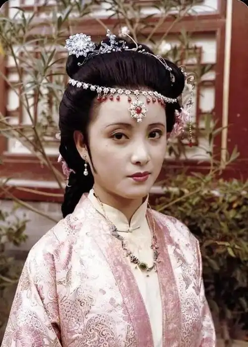 1,1987年央视版《红楼梦》秦可卿的饰演者是张蕾和夏丽蓉两位演员.