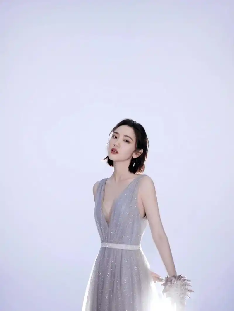 唐艺昕真给张若昀长脸,穿深v领礼服高级优雅,浪漫唯美又有气场