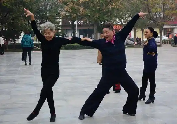 65岁大爷:跳交谊舞半年让我失去一切|结婚|广场舞|小卖部_网易订阅