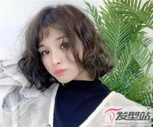 女生短发烫发2020 显瘦波浪内扣烫发_发型站_最新流行发型设计发型