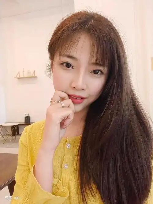 自拍时的取景非常重要,如果自拍中的背景有很多物件,那么就会让照片