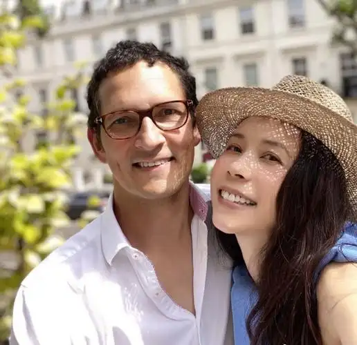 莫文蔚重阳节和老公一起登山晒美景不忘给老公写情话表白