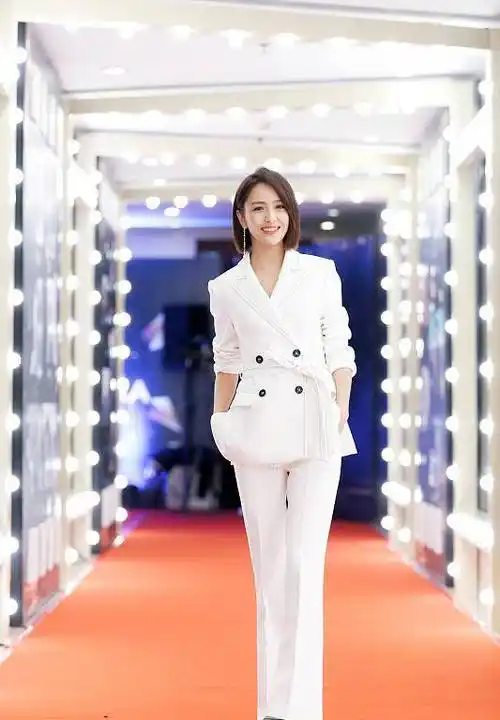 佟丽娅离婚后状态满满,鹅黄西装搭配白色裤装,效果棒极了_颜色_气质