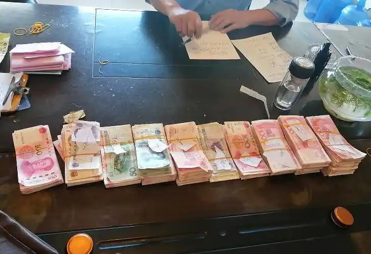 商丘72岁环卫工人拾金不昧11万多元现金归还失主