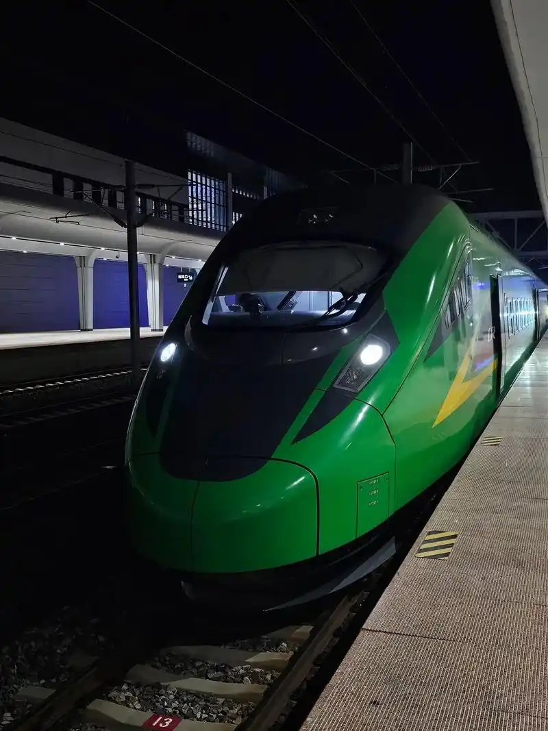 复兴号智能动车组 #绿巨人让车迷们恨到发狂的普速 - 抖音
