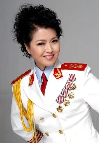 满族,中国音乐家协会会员/国家一级演员/青年女高音歌唱家/二炮文工团