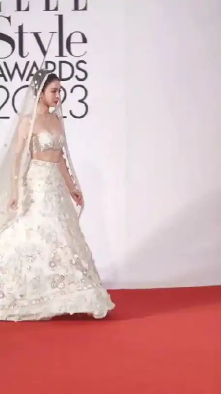 古力娜扎婚纱礼服,上面有点少和下半身不太配的感觉,总体还是很