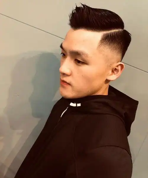 男生"两边剃光"发型潮流帅气,中间留长做造型,清爽利落显精神